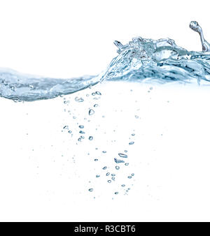 Les projections d'eau et de bulles bleu isolé sur fond blanc. Banque D'Images