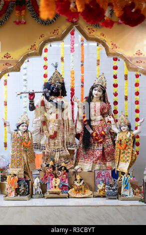 Ornate statue de l'hindou de gauche, gaur, Krishna, Radha & nital . À l'Om Shakti temple hindou à Flushing, Queens, New York. Banque D'Images