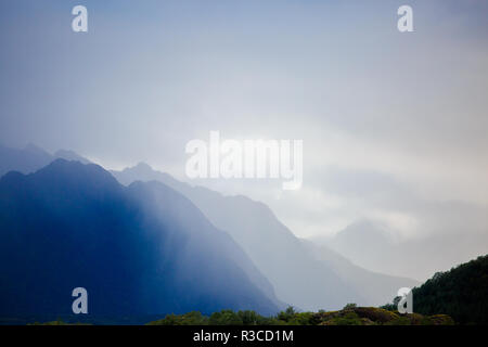 Photo de ciel sombre dans la montagne en après-midi Banque D'Images