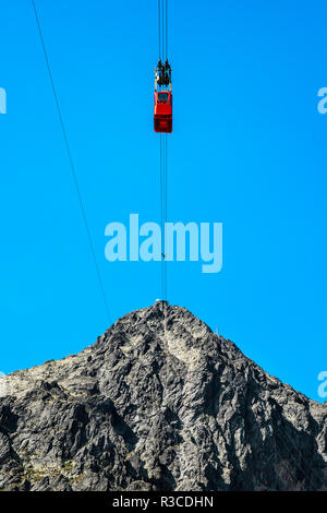 TATRANSKA LOMNICA, Slovaquie - 27 août 2018 : Ropeway de Skalnate Pleso à pic Lomnicky dans les Hautes Tatras, en Slovaquie. Banque D'Images