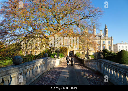 L'Université de Cambridge à l'automne - people walking in Clare College Cambridge University à l'automne, Cambridge UK Banque D'Images