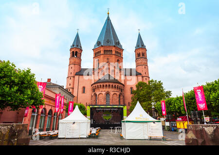 MAINZ, ALLEMAGNE - 25 juin 2018 : Cathédrale de Mayence est situé sur la place du marché de la vieille ville Banque D'Images