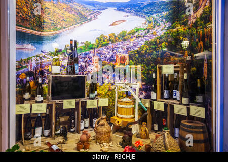 BACHARACH, ALLEMAGNE - 25 juin 2018 : vitrine de magasin de souvenirs dans la vieille ville de Bacharach en Allemagne Banque D'Images