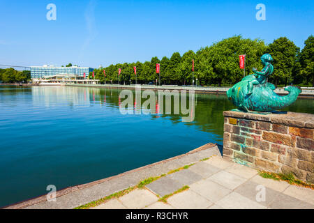 Hanovre, Allemagne - Juillet 05, 2018 : Putto sur le poisson sculpture à l lac artificiel Maschsee à Hanovre city, Allemagne Banque D'Images