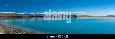 Lac Ruataniwha, Nouvelle-Zélande, île du Sud, arbres et montagnes, de l'eau réflexions Banque D'Images