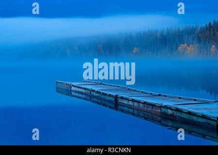 Le Canada, le Manitoba, le Parc provincial Duck Mountain. Quai sur le lac bleu à l'aube. Banque D'Images