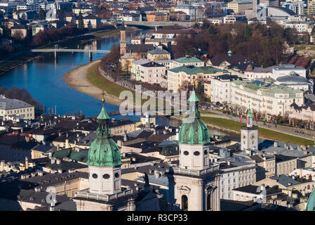 Autriche, Salzbourg, augmentation de la ville vue depuis le château de Hohensalzburg Banque D'Images