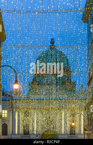 L'Autriche, Vienne, Kohlmarkt, décorations de rue avec vue sur la Hofburg Banque D'Images