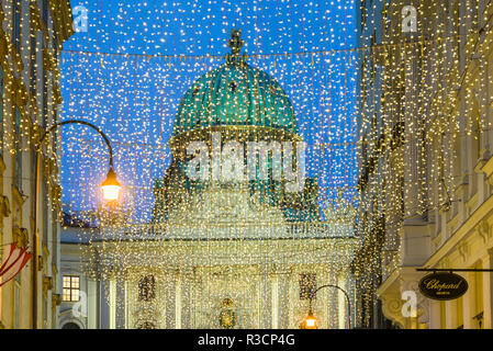 L'Autriche, Vienne, Kohlmarkt, décorations de rue avec vue sur la Hofburg Banque D'Images