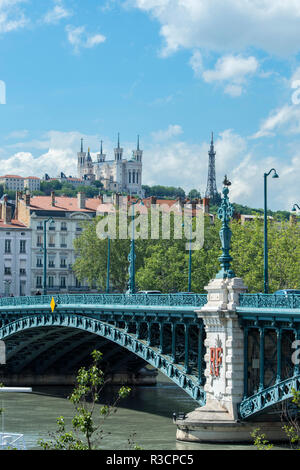 Vue de Notre dame de Fourvière, pont de l'université, Lyon, France, Europe Banque D'Images