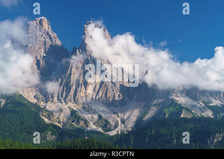 L'Italie. Les nuages tourbillonnent autour des pics accidentés Monte Cristallo dans les Dolomites en Italie du nord. Banque D'Images