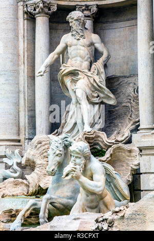 Neptune, nymphes, des statues d'hippocampes. Fontaine de Trevi, Rome, Italie. Nicola Salvi a créé la fontaine et a été construite en 1762. Banque D'Images