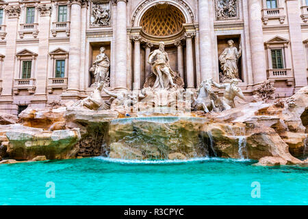 Neptune, nymphes, des statues d'hippocampes. Fontaine de Trevi, Rome, Italie. Nicola Salvi a créé la fontaine et a été construite en 1762. Banque D'Images