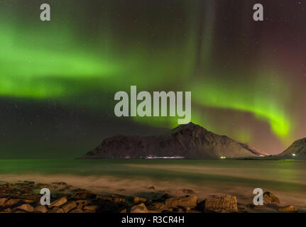 Northern Lights sur Flakstad and Skagsanden beach. La côte près de l'île de Flakstad Flakstadoya,. Banque D'Images