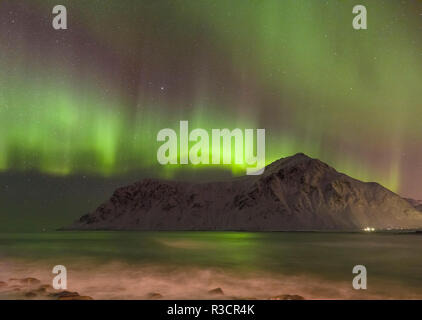 Northern Lights sur Flakstad and Skagsanden beach. La côte près de l'île de Flakstad Flakstadoya,. Banque D'Images