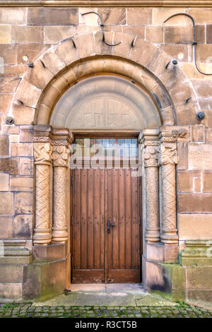 Porte en bois à épaulement romane portal Banque D'Images