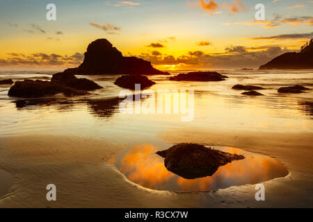 Les piles de la plage et sur la mer au coucher du soleil, Indian Beach, parc d'état d'Ecola, Oregon Banque D'Images