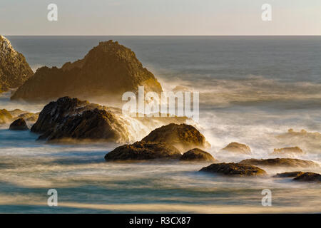 Les piles de la mer au coucher du soleil, parc d'état d'Ecola, Oregon Banque D'Images