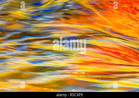 Les couleurs de l'automne reflète dans motion blurred view de la basse rivière Deschutes, Centre de l'Oregon, USA Banque D'Images