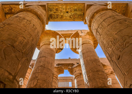 Colonnes et de ciel bleu dans la salle hypostyle au temple de Karnak en Amon-Re, Egypte, Octobre 22, 2018 Banque D'Images