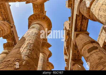 Colonnes et de ciel bleu dans la salle hypostyle au temple de Karnak en Amon-Re, Egypte, Octobre 22, 2018 Banque D'Images