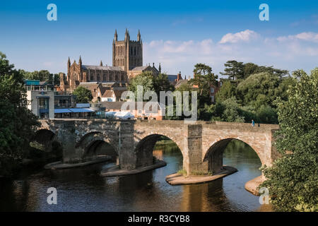 Vue de la cathédrale de style gothique de Hereford et St Martins Street Bridge traversant la rivière Wye, Hereford, Herefordshire, Angleterre, Royaume-Uni Banque D'Images