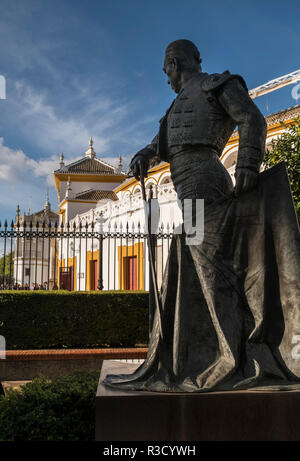 Sculpture en bronze de Francisco Romero López, connu sous le nom de Curro Romero, en dehors de la Plaza de Toros de la Real Maestranza, Séville, Andalousie, espagne. Banque D'Images