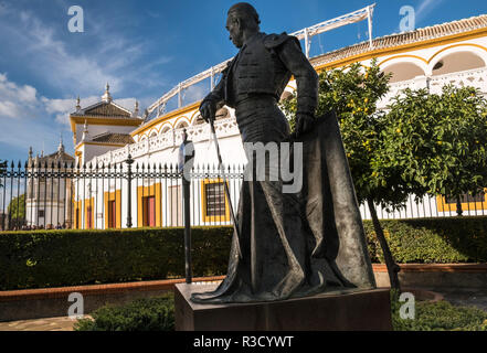 Sculpture en bronze de Francisco Romero López, connu sous le nom de Curro Romero, en dehors de la Plaza de Toros de la Real Maestranza, Séville, Andalousie, espagne. Banque D'Images