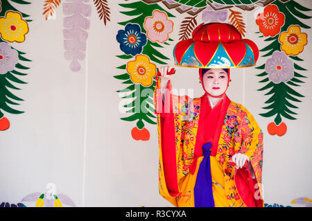 L'Okinawa, Japon - 10 mars 2013 : danseuse non identifié, l'exécution de la danse traditionnelle d'Okinawa au château Shuri Banque D'Images