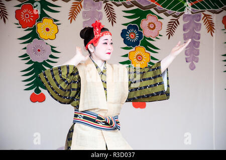 L'Okinawa, Japon - 10 mars 2013 : danseuse non identifié, l'exécution de la danse traditionnelle d'Okinawa au château Shuri Banque D'Images