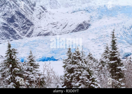 USA, Alaska. Mendenhall Glacier rock autour des courbes de montagne en hiver. Banque D'Images