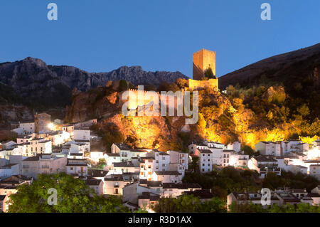 Vue panoramique avec la Yedra Château (11e siècle), au crépuscule. Cazorla. Jaen province. Région de l'Andalousie. L'Espagne. L'Europe Banque D'Images