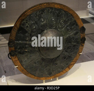 Bouclier de bronze caetra. À l'âge de fer. L'ancienne culture celtibère. 5ème-début 6e siècles avant J.-C.. Nécropole d'El Cuarto. Grave 3. Griegos (province de Teruel, Aragon, Espagne). Musée Archéologique National. Madrid. L'Espagne. Banque D'Images