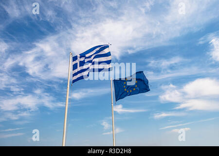 Drapeau grec et l'Union européenne drapeau flottant dans le vent côte à côte sur un fond de ciel bleu. Banque D'Images