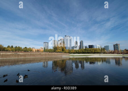 États-unis, WA, Bellevue. Parc du centre-ville et la ligne d'horizon. Banque D'Images