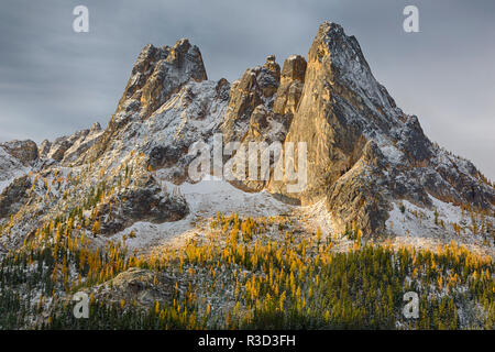 L'État de Washington, la Forêt nationale d'Okanogan, Cascades nord, Liberty Bell et au début de l'hivers Spires Banque D'Images