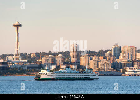 USA, Seattle, WA. Elliott Bay waterfront. Bainbridge approches ferry en face de Space Needle Banque D'Images