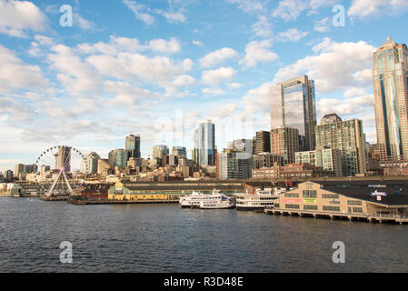 Front de mer de Seattle et d'horizon. Les nuages reflètent dans les immeubles de verre Banque D'Images