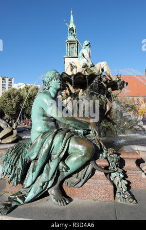 Allemagne Berlin - La Fontaine de Neptune avec l'église St Mary derrière près de l'Alexanderplatz Banque D'Images