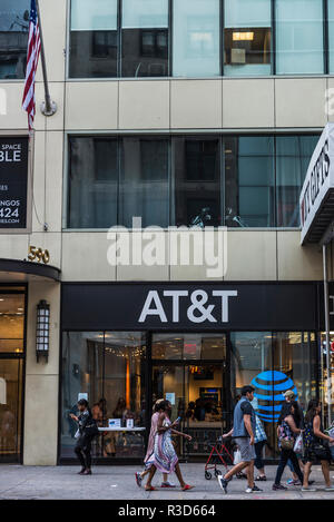 La ville de New York, USA - Juillet 28, 2018 : AT&T (American Telephone and Telegraph) boutique, la plus grande compagnie de télécommunications, dans la Cinquième Avenue (5t Banque D'Images