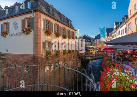 Ville de Saarburg sur la rivière Sarre, Parc Naturel de Sarre-hunsrück, entouré de vignobles, surtout le Riesling, Rhénanie-Palatinat, Allemagne, Banque D'Images