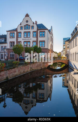 Centre historique de la ville de Saarburg sur la rivière Sarre, région appelée "petite Venise", Parc Naturel de Sarre-hunsrück, Rhénanie-Palatinat, Allemagne, Banque D'Images