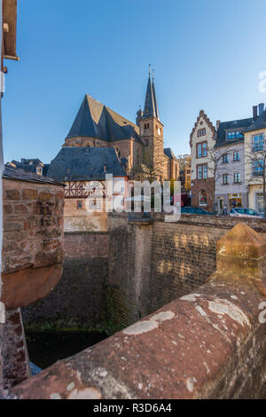 Ville de Saarburg sur la rivière Sarre, Parc Naturel de Sarre-hunsrück, entouré de vignobles, surtout le Riesling, Rhénanie-Palatinat, Allemagne, Banque D'Images