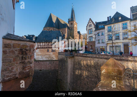 Ville de Saarburg sur la rivière Sarre, Parc Naturel de Sarre-hunsrück, entouré de vignobles, surtout le Riesling, Rhénanie-Palatinat, Allemagne, Banque D'Images