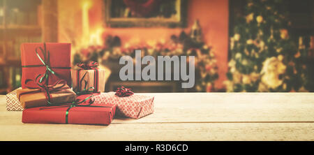 Fond de noël - cadeaux emballés sur la table dans la chambre décorée avec copie espace Banque D'Images