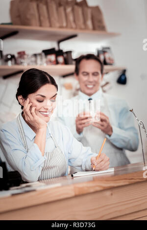 Mon plan. Une femme joyeuse prendre des notes tout en se tenant au guichet Banque D'Images