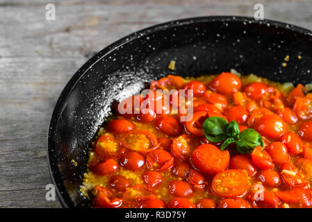 La préparation de la sauce tomate sur le fond de cuisson, pan, Italian food concept Banque D'Images