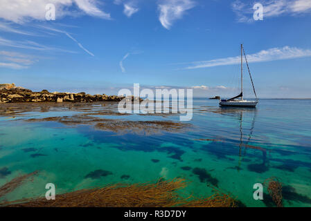 Bateau à voile lors de l'ancrage dans l'archipel de Molene dans la mer d'Iroise (Bretagne, nord-ouest de la France), près de l'île de Balanec ou Balaneg. Sa Banque D'Images