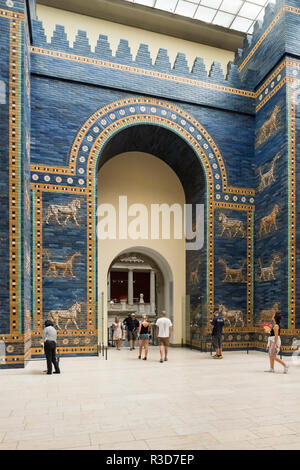 Berlin. L'Allemagne. Musée de Pergame. Reconstruction de la porte d'Ishtar de Babylone. La porte d'Ishtar est la huitième porte à la ville de Babylone. Il Banque D'Images
