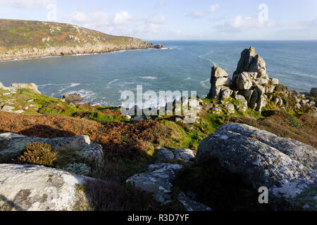 Plage de Porthcurno voir vide avec ciel bleu, Cornwall, UK. Banque D'Images